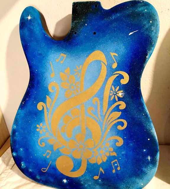 Chitarra elettrica dipinta a mano con chiave di violino in oro