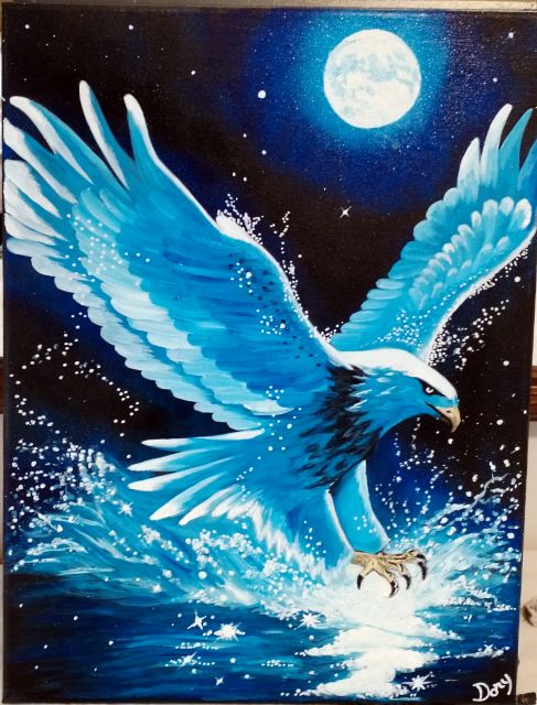 Aquila bianca e azzurra che sfiora il mare sotto la luna piena