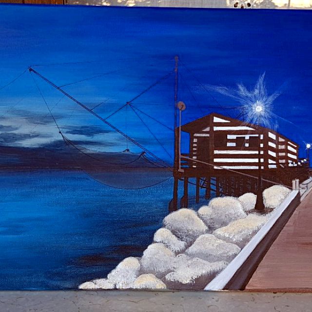 Casone su palafitte di notte sul mare