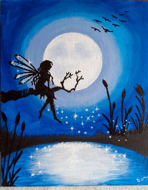 Fatina seduta su un ramo davanti alla luna piena riflessa nel lago